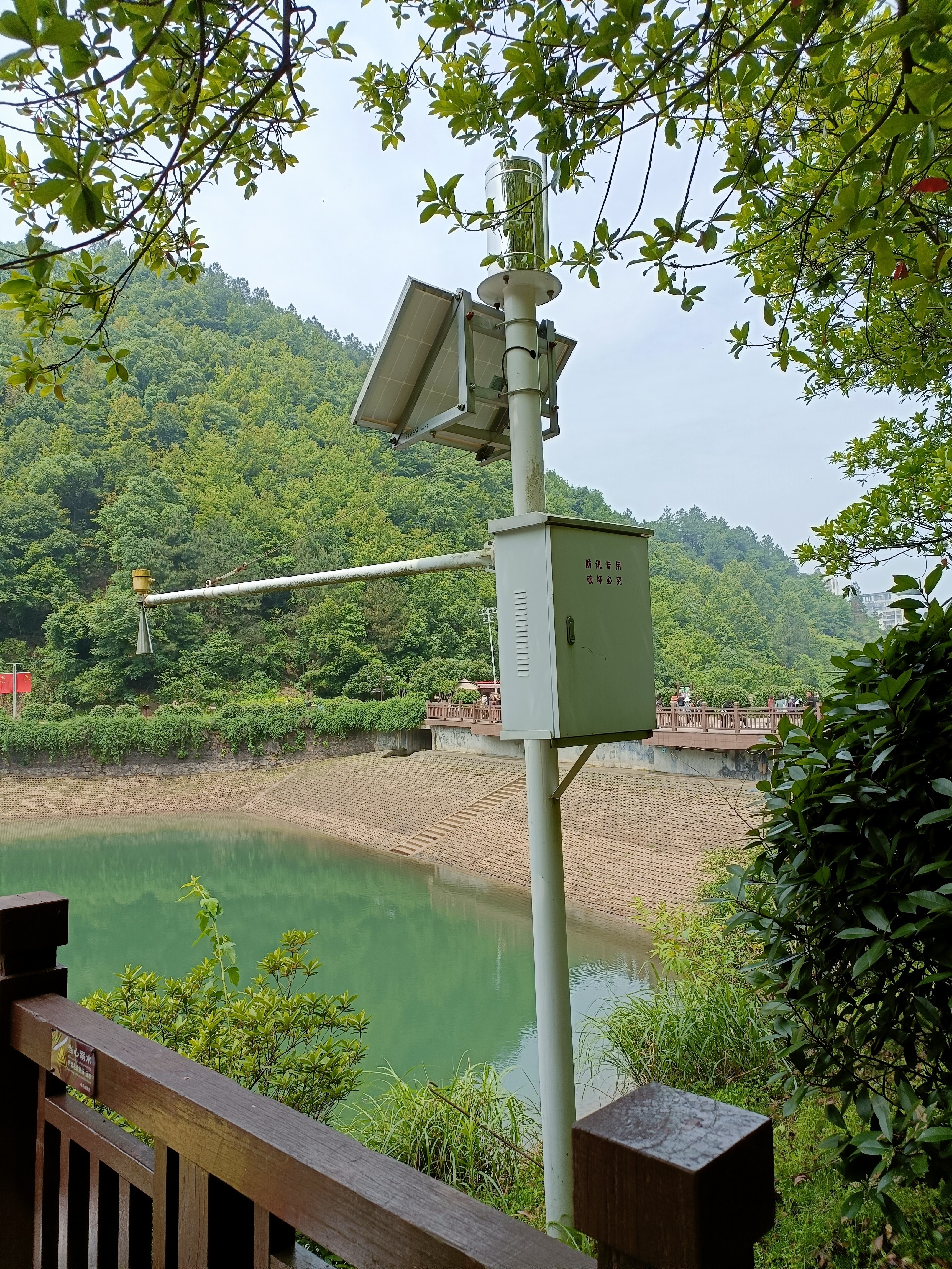Station de surveillance de la qualité de l'eau.jpg