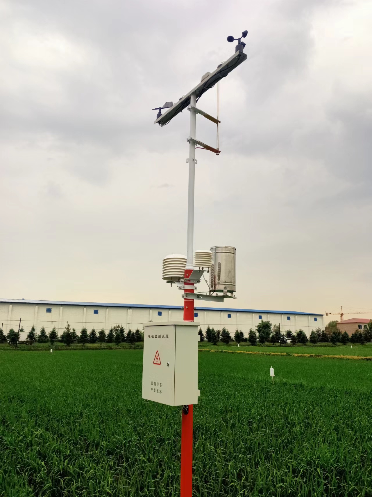 Station météorologique pluviométrique utilisée en agriculture.jpg
