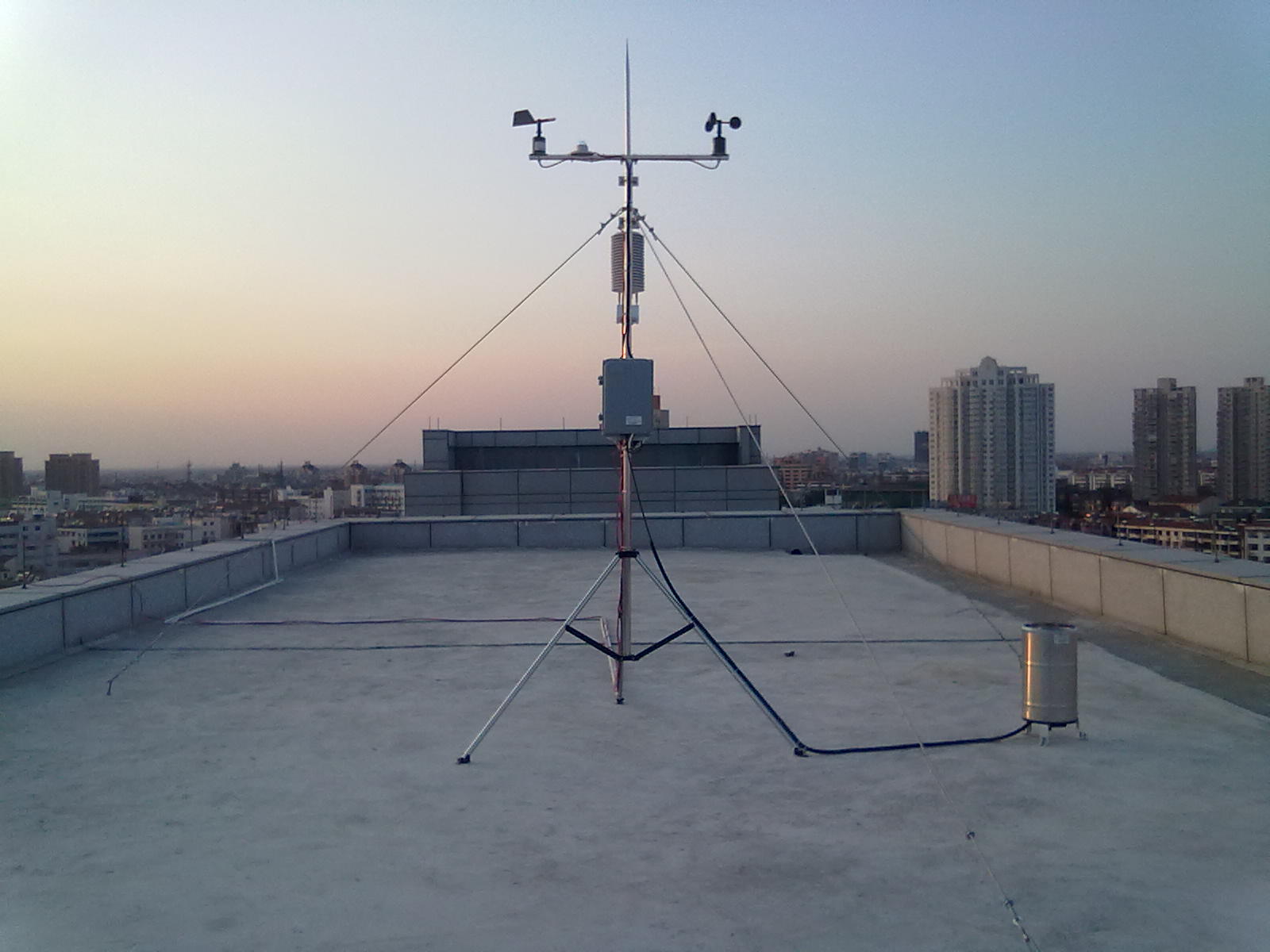 station météo sur le campus.jpg