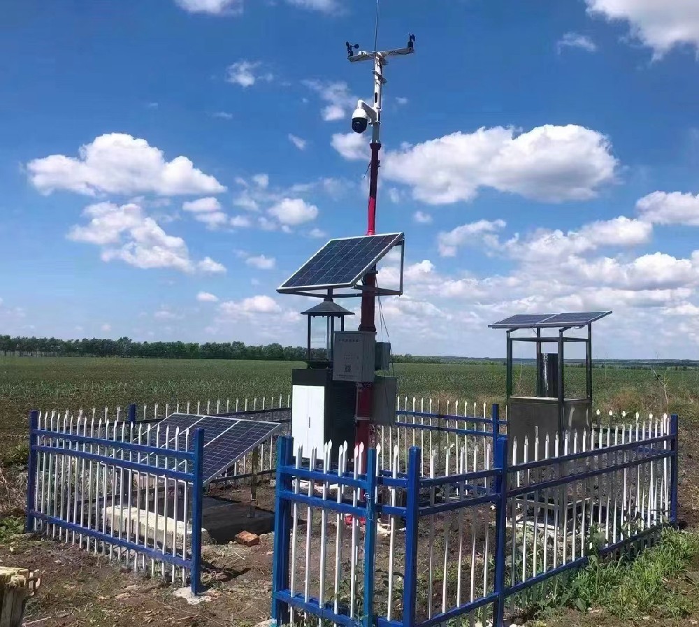 Installation d'un système de surveillance de station météo à la ferme.jpg Installation d'un système de surveillance de station météo à la ferme.jpg