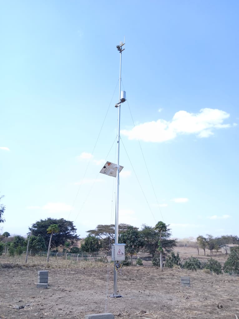 Station météorologique de recherche NiuBoL de 10 mètres installée en Tanzanie - installation sur site
